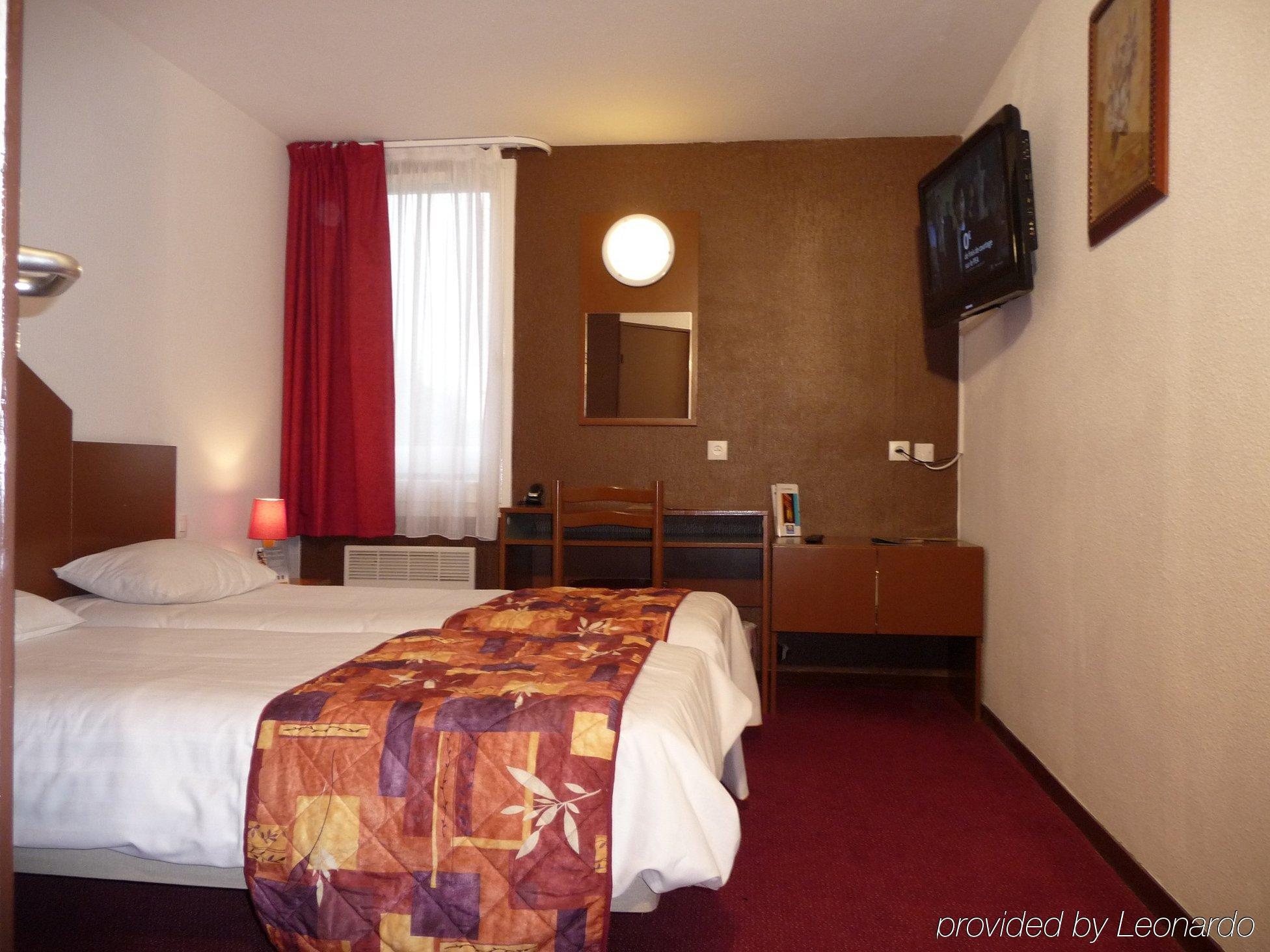 Logis Hotel Lons-Le-Saunier - Restaurant Le Grill الغرفة الصورة
