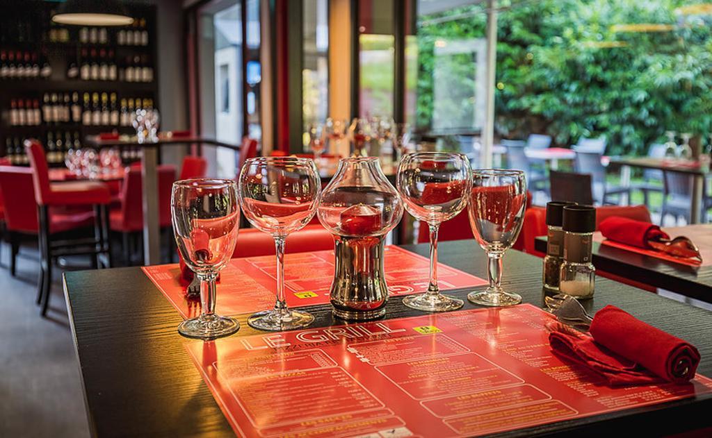 Logis Hotel Lons-Le-Saunier - Restaurant Le Grill المظهر الخارجي الصورة