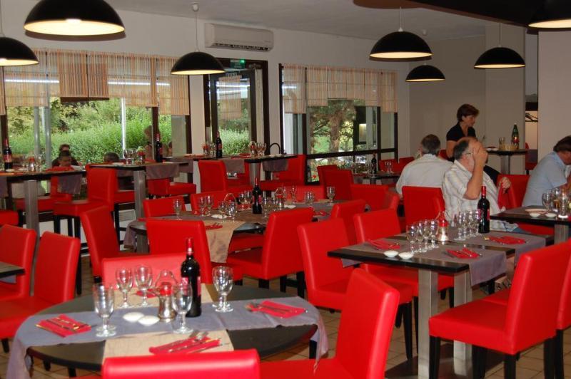 Logis Hotel Lons-Le-Saunier - Restaurant Le Grill المظهر الخارجي الصورة