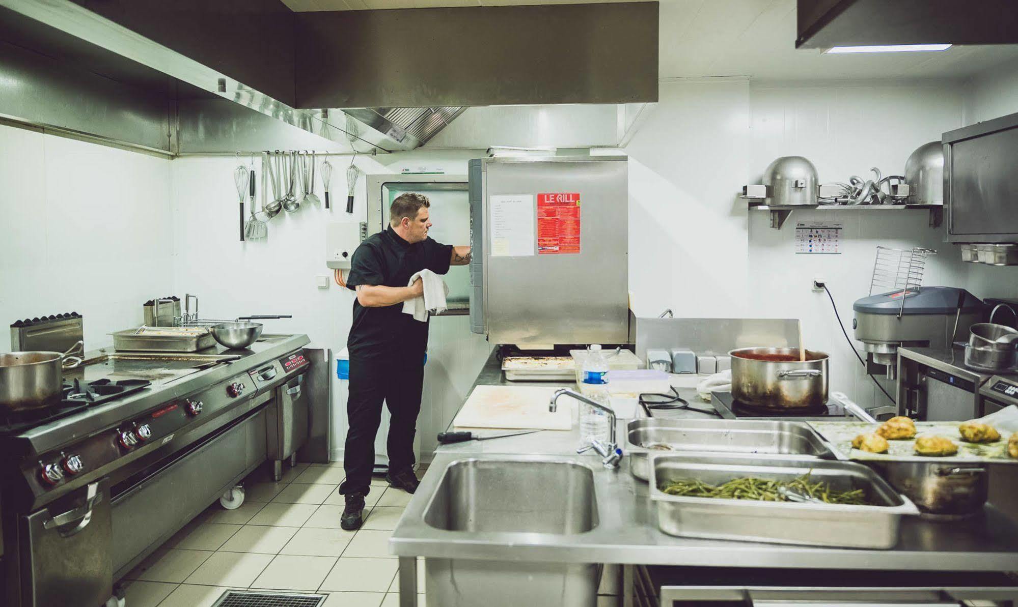 Logis Hotel Lons-Le-Saunier - Restaurant Le Grill المظهر الخارجي الصورة